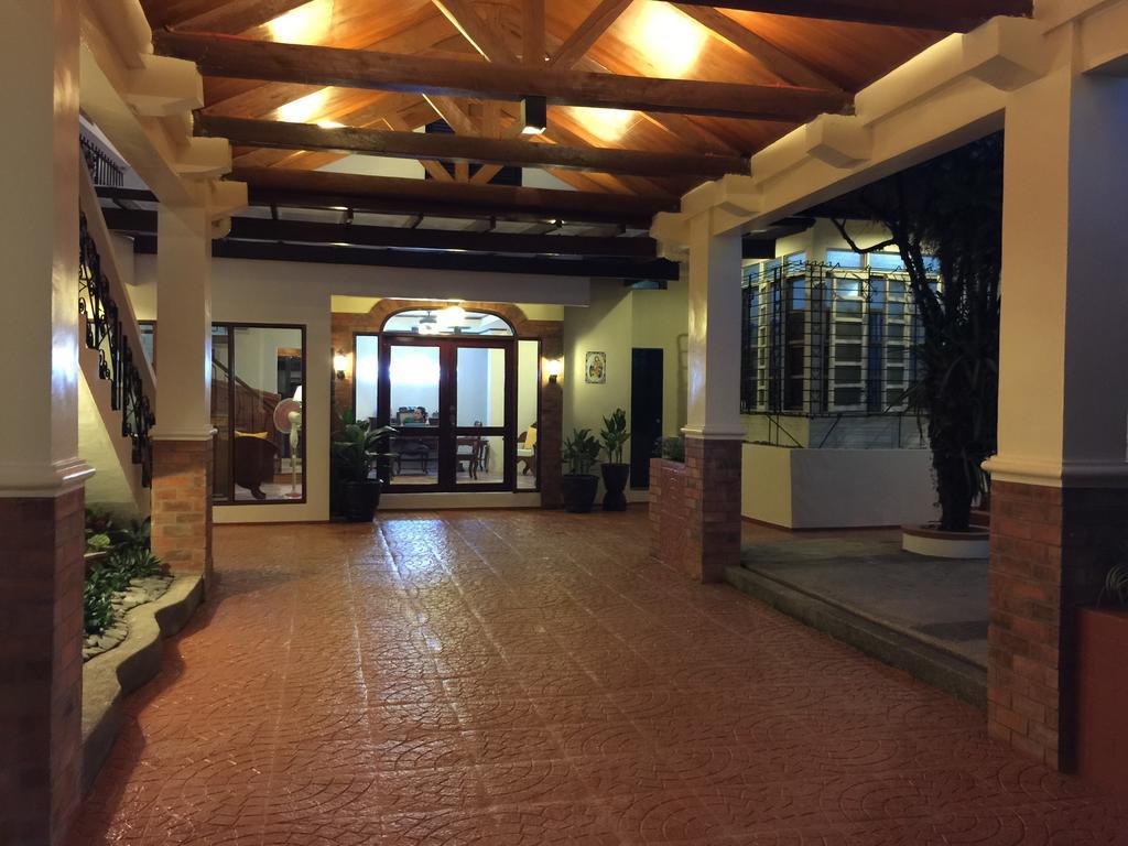 Casa Roces Bed & Breakfast Legazpi Bagian luar foto