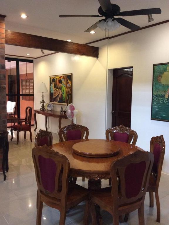 Casa Roces Bed & Breakfast Legazpi Bagian luar foto